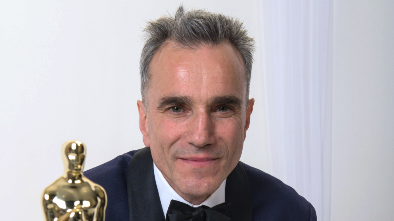 Actor Daniel Day-Lewis poses backstage with his Oscar® for performance by an actor in a leading role for his role in “Lincoln” during the live telecast on the ABC Television network from the Dolby® Theatre in Hollywood, CA, Sunday, February 24, 2013. Credit/Provider: Todd Wawrychuk / ©A.M.P.A.S. Copyright: ©A.M.P.A.S.