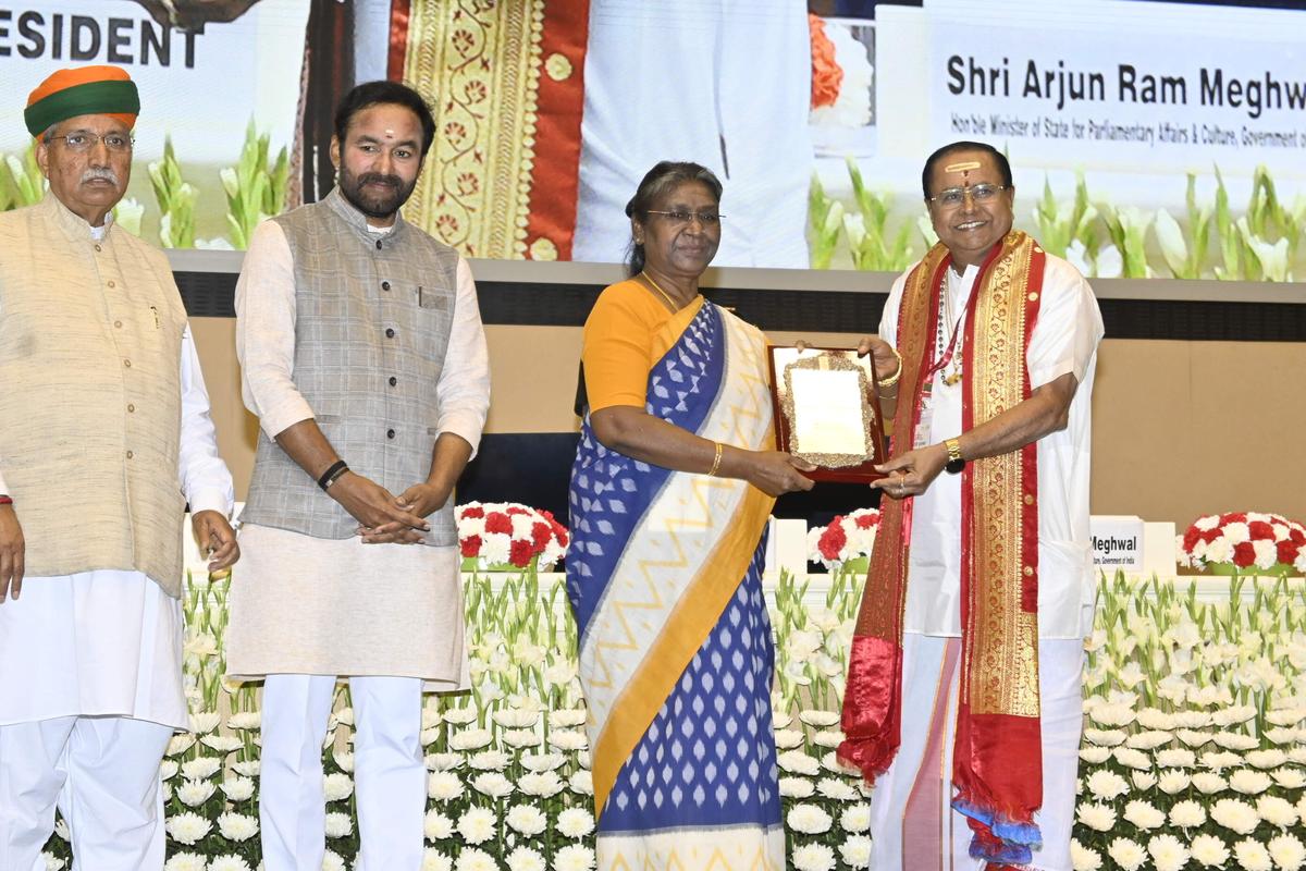 Vocalist RK Padmanabha receiving the national award from President Murmu