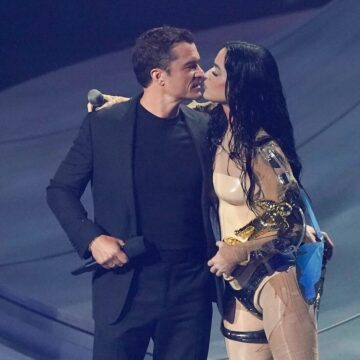 Katy Perry’s Performance Sealed With A Kiss From Fiance Orlando Bloom