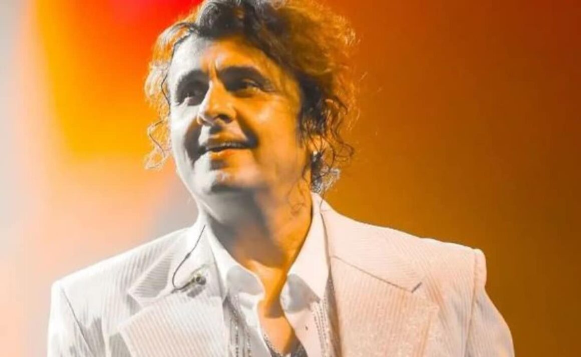 Sonu Nigam Continues Singing Despite Aggressive Fan Charging At Him Mid-Performance; Fans Laud Him