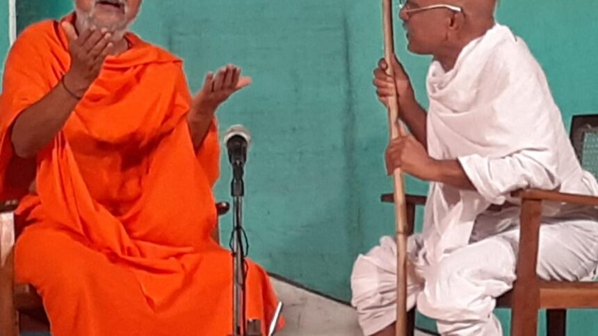 Kudanthai Mali brought to stage the story of Mahan Narayana Guru