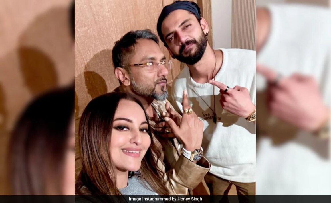 A Happy Selfie Featuring “Yaaron Ke Yaar” Honey Singh, Sonakshi Sinha And Zaheer Iqbal