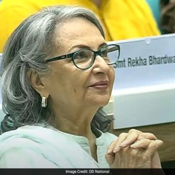 Sharmila Tagore Cheers For Gulmohar At The Ceremony