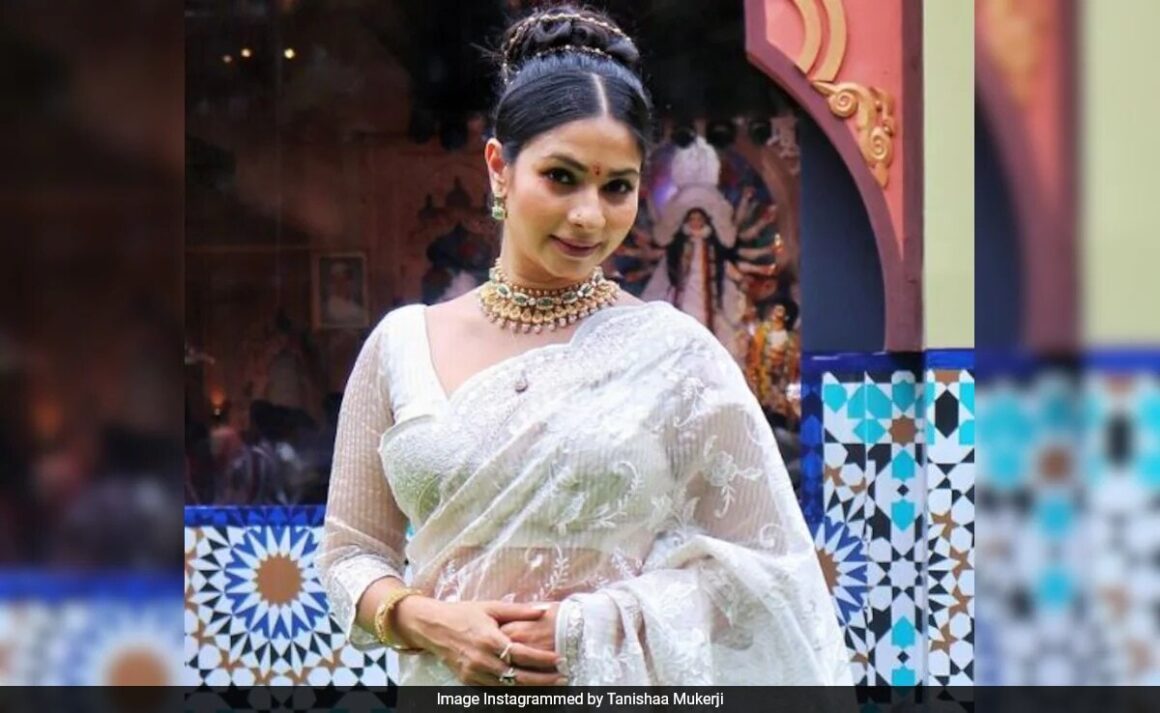 Tanishaa Mukerji’s Dhunuchi Dance Will Brighten Your Festive Mood