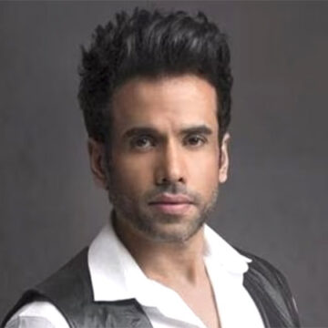 Tusshar Kapoor warns social media fam about his Facebook account being HACKED! : Bollywood News