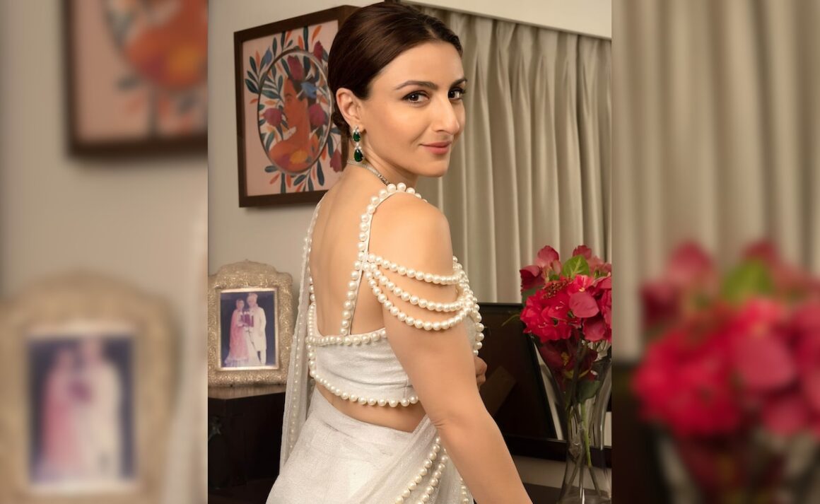 Soha Ali Khan Bonds With Family Over Tambola, Playing Cards