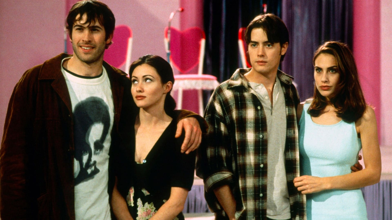 (L to R) Jason Lee, Shannen Doherty, Jeremy London and Claire Forlani in 'Mallrats'. Photo: Gramercy Pictures.