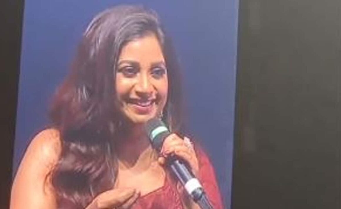 So This Happened. Kolkata Man Proposes To Ladylove At Shreya Ghoshal’s Concert