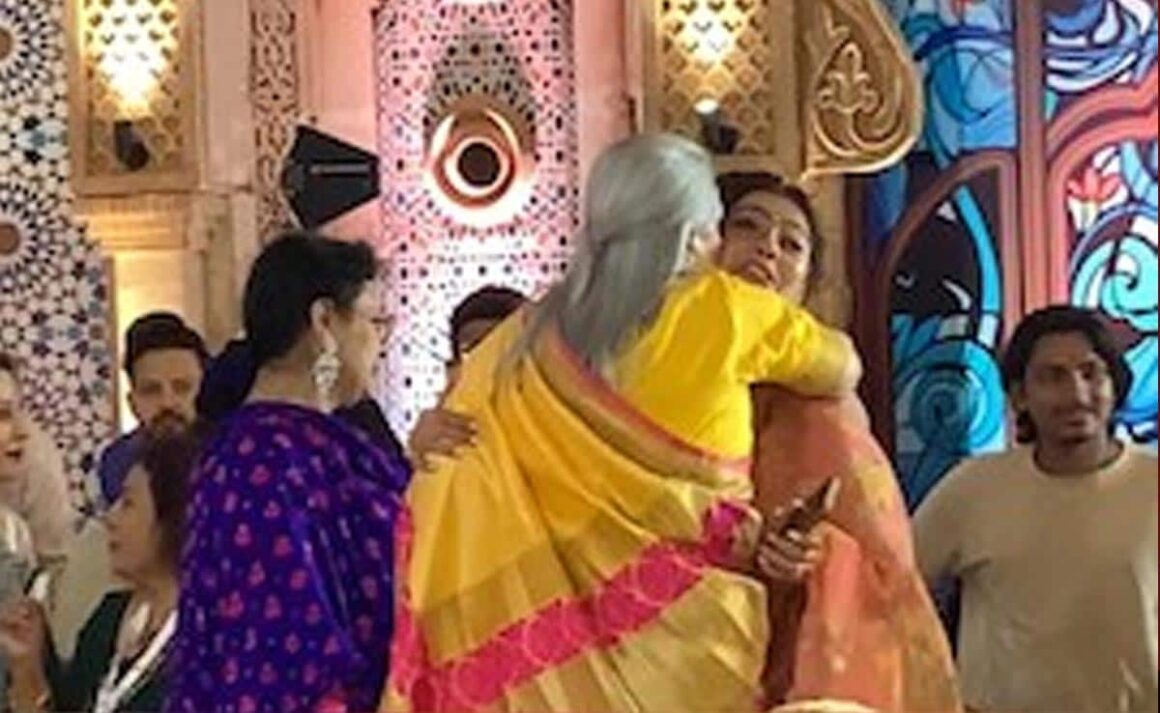 Jaya Bachchan Kisses Kajol On Cheeks