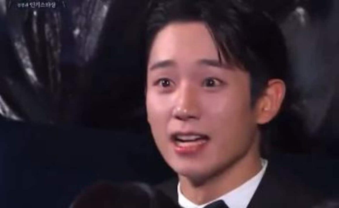 Jung Hae-In’s Reaction After Winning Popular Star Award Is Crazy Viral