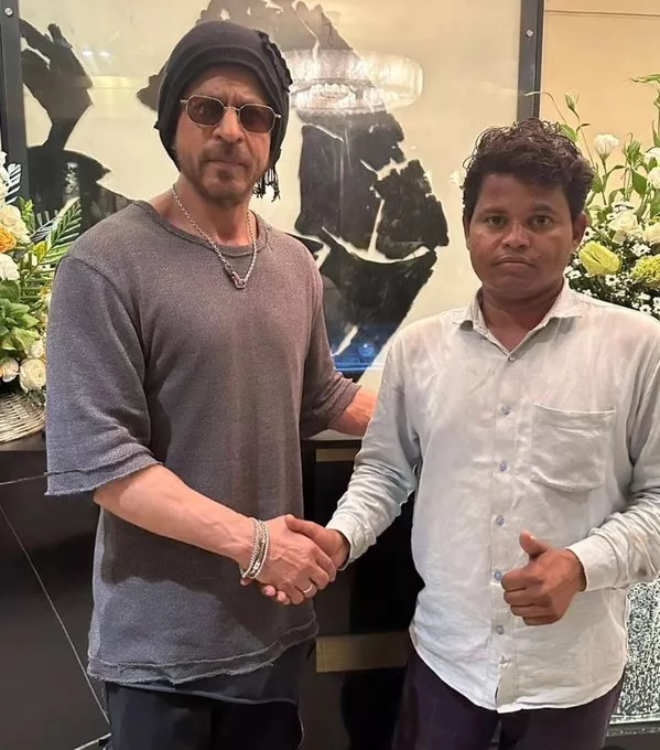 Shah Rukh Khan, Shah Rukh Khan Meets Fan Who Waited For 95 Days. SRK Birthday