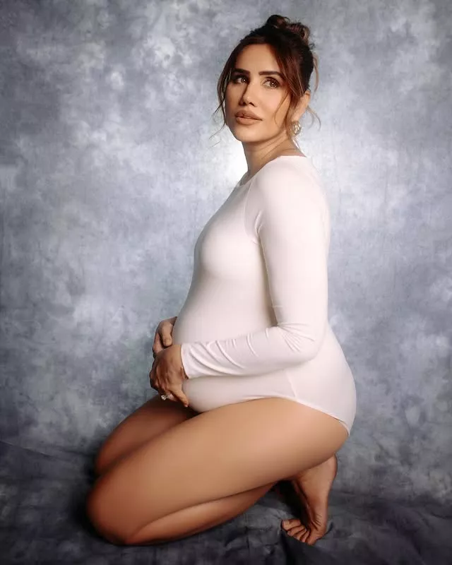 Sonnalli Seygall, Ashesh L Sajnani, Sonnalli Seygall Pregnancy Photoshoot