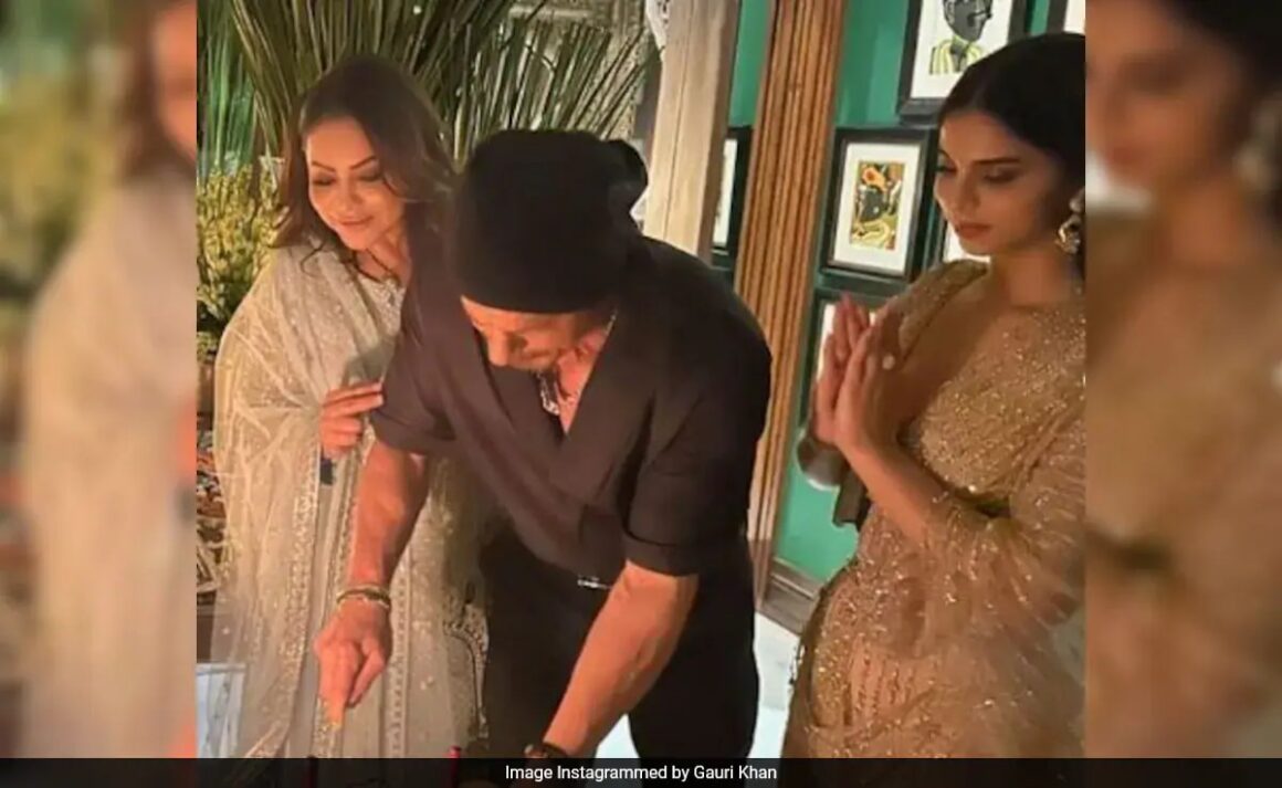 Shah Rukh Khan Cuts Birthday Cake With Gauri And Suhana By His Side. Bonus