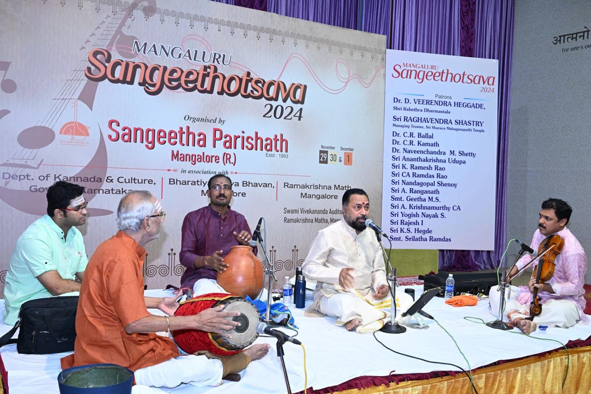 Cherthala K. N. Renganatha Sharma with Avaneeswaram S. R. Vinu on the violin, Mannargudi Easwaran on the mridangam and Vellanttanjur Shrijith on the ghatam 