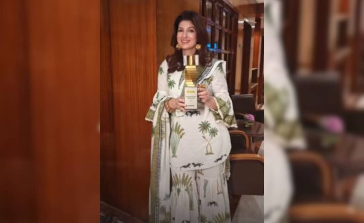 Akshay Kumar Praises His “Trophy Wife” Twinkle Khanna After Winning At Crossword Book Awards 2024