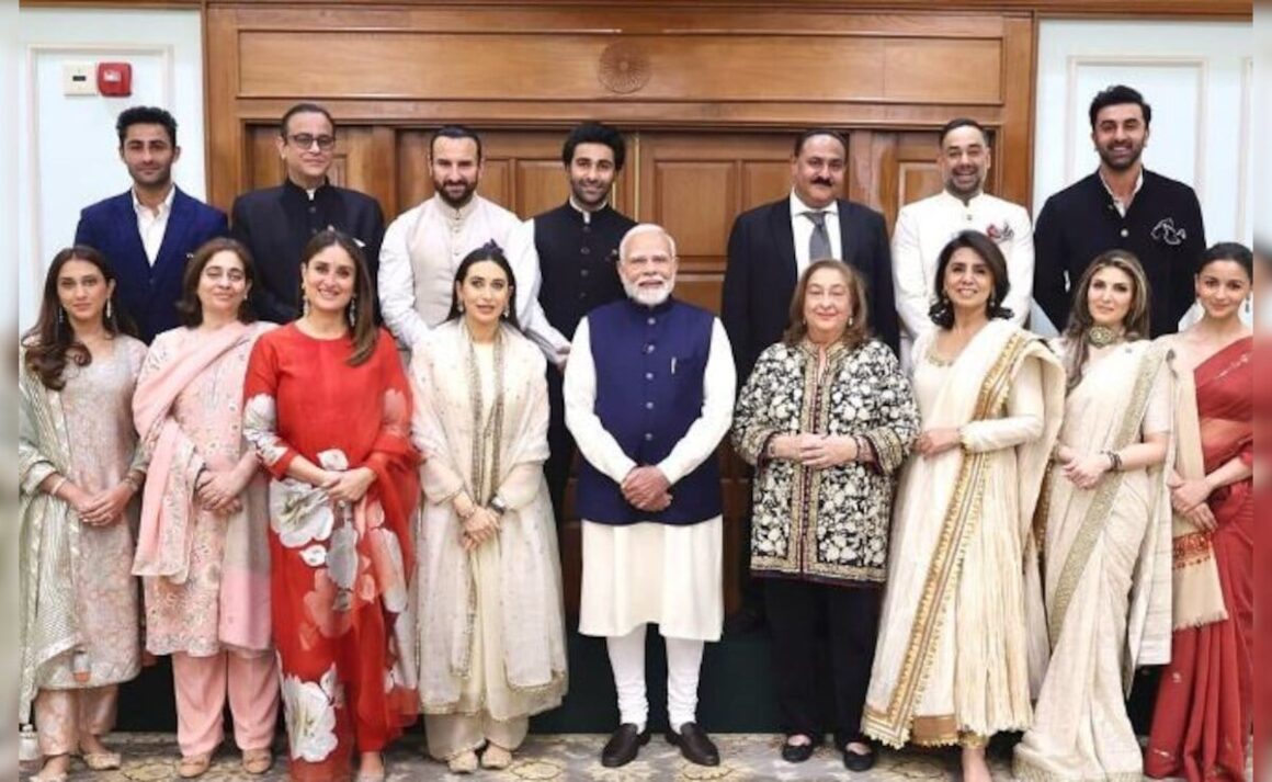 Kareena, Ranbir, Alia And Other Kapoor Family Members Pose With Prime Minister Narendra Modi