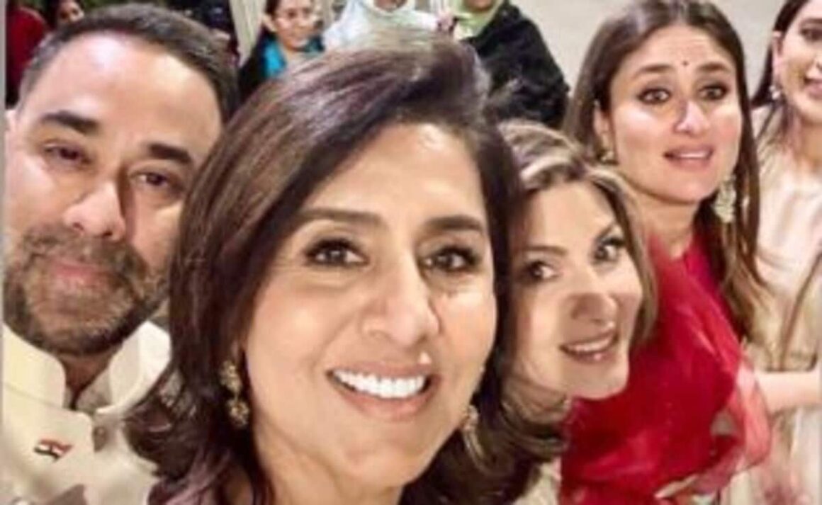 Neetu Kapoor’s Fam-Jam Selfie With Kareena-Karisma At India Gate