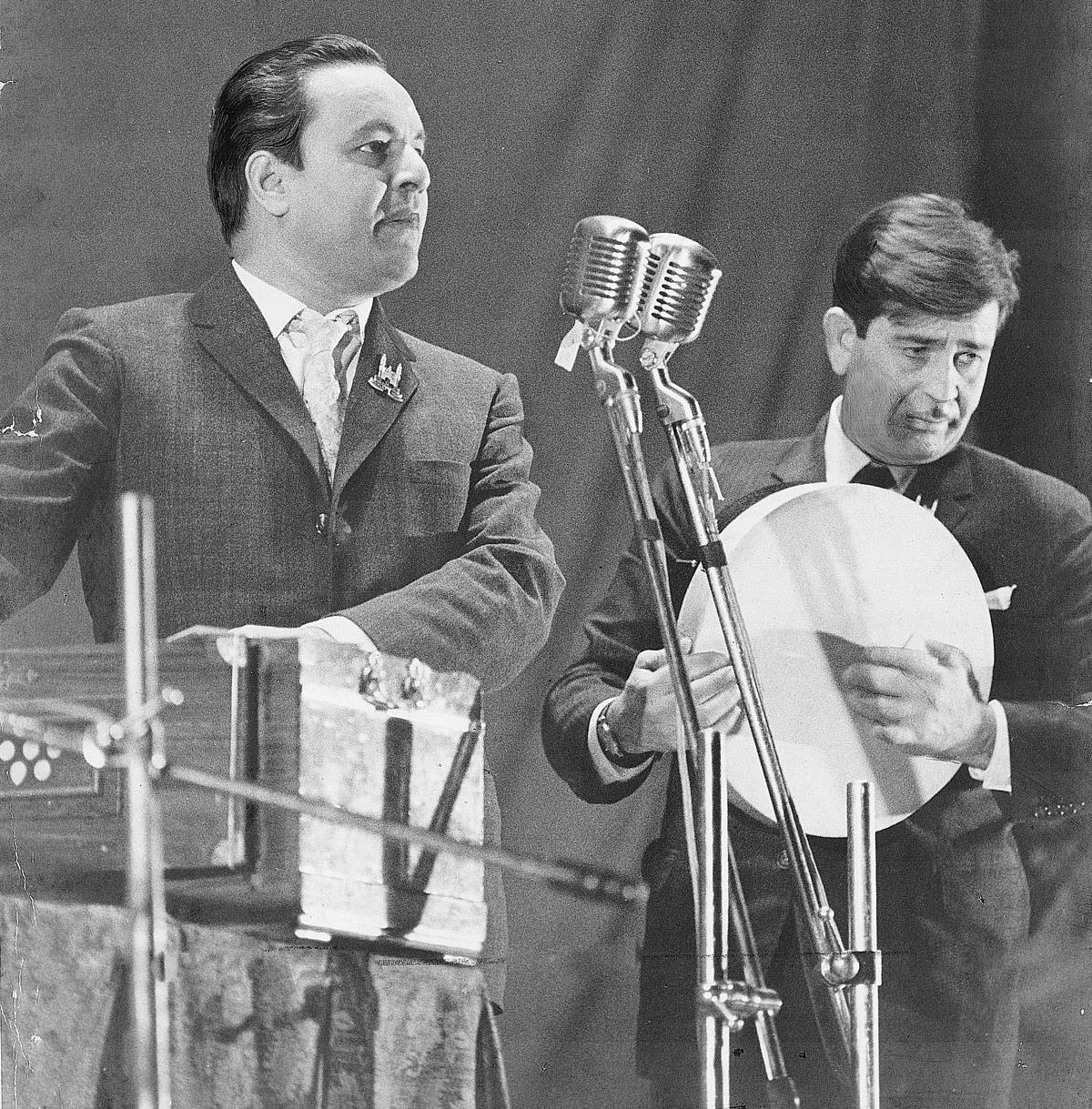 Mukesh singing as Raj Kapoor keeps the beat