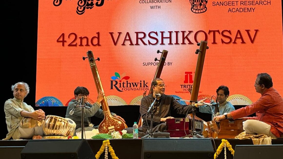 Pt. Ajoy Chakraborty and Purbayan Chatterjee present the nuances of Hindustani music