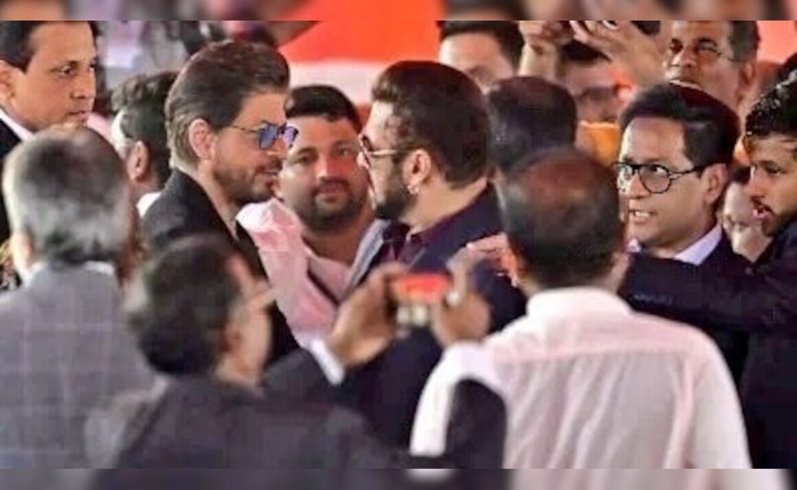 Shah Rukh Khan And Salman Khan Share A Hug At Devendra Fadnavis’ Oath-Taking Ceremony