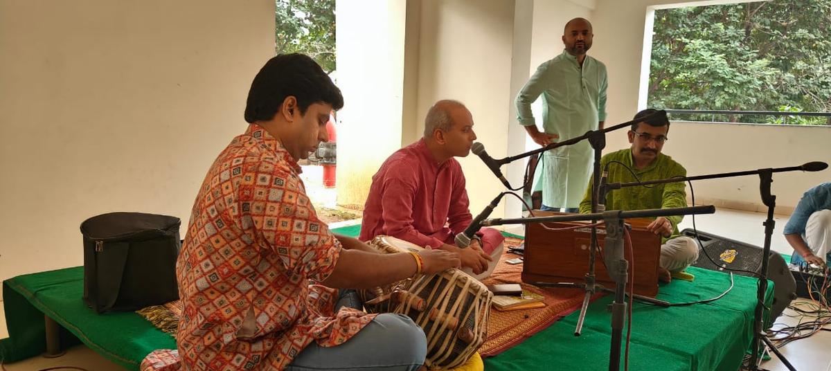 Amit Nesarikar ‘s vocal performance; Vivek Kayal on tabla and
Rahul Deshpande on harmonium