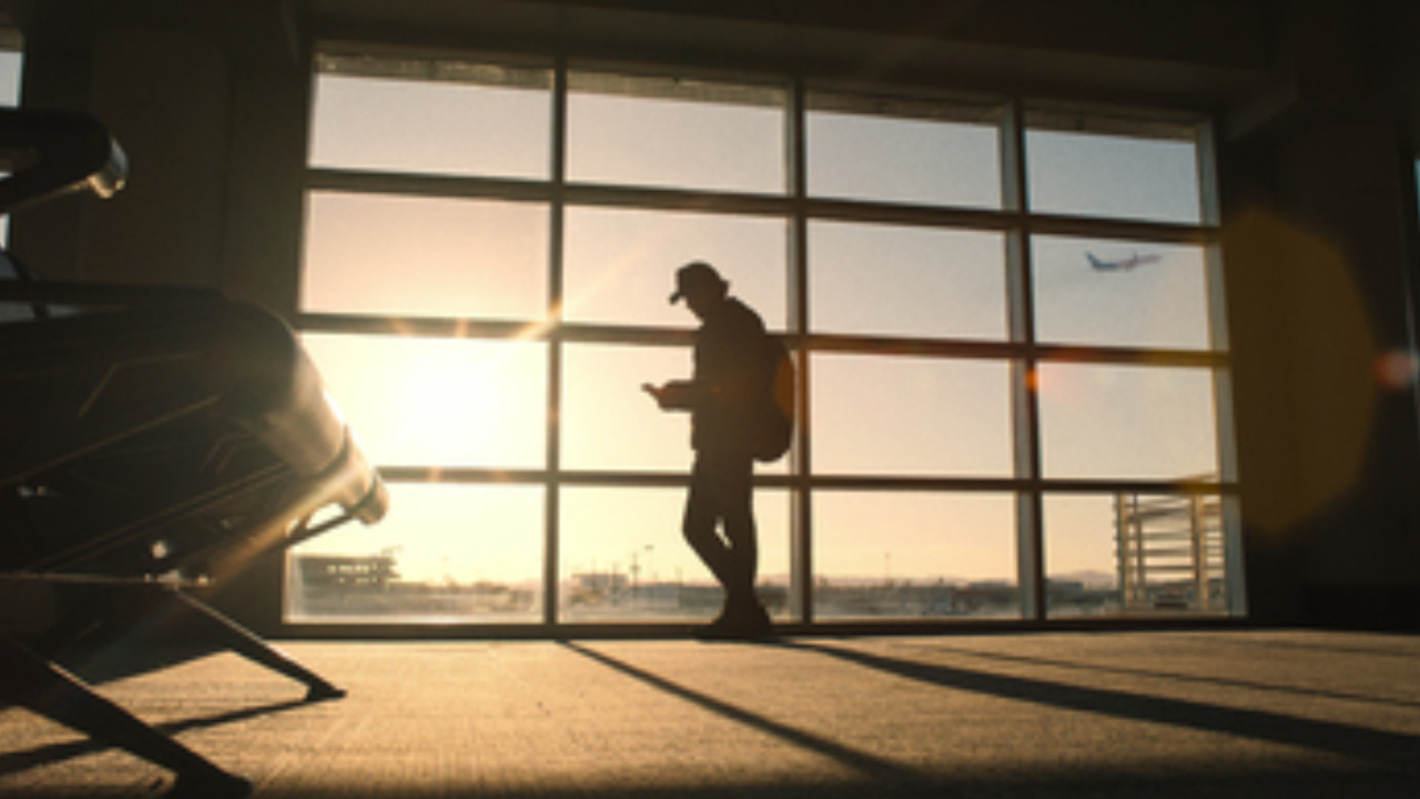 Jason Bateman as Traveler in 'Carry-On'. Photo: Netflix © 2024.