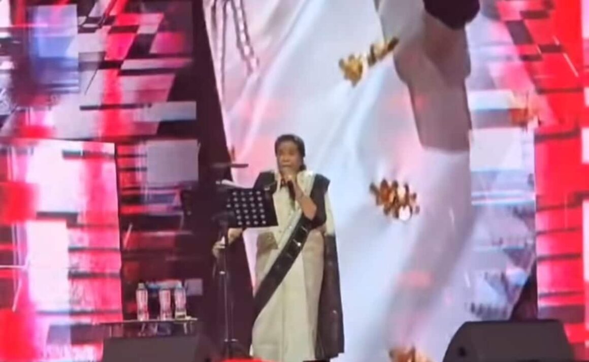 Asha Bhosle Recreates Vicky Kaushal’s Tauba Tauba Steps On Stage