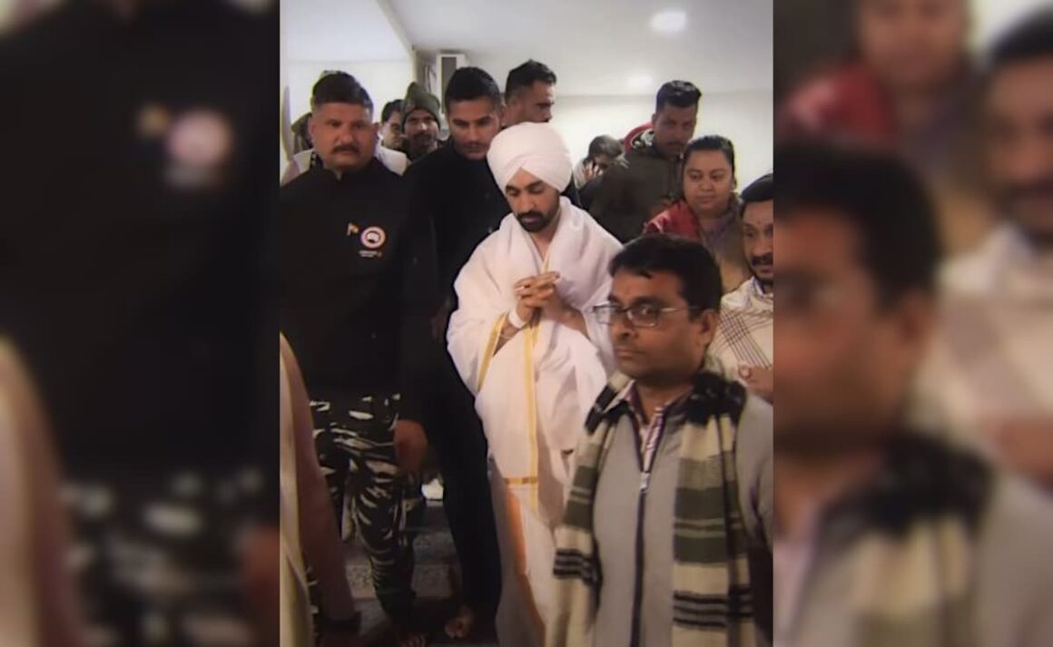 Diljit Dosanjh Offers Prayers In Dhoti At Mahakaleshwar Temple in Ujjain After Indore Concert, Chants Om Namah Shivaay. Watch