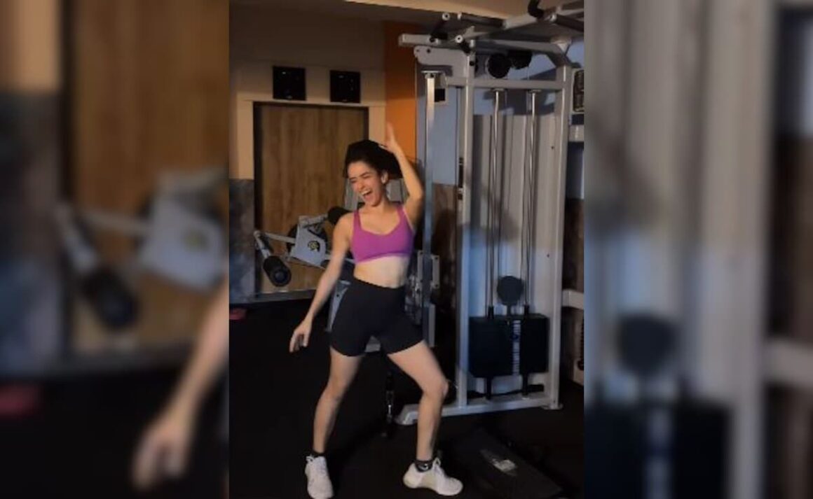 On Sanya Malhotra’s Workout Video, Sunidhi Chauhan Dropped This Comment