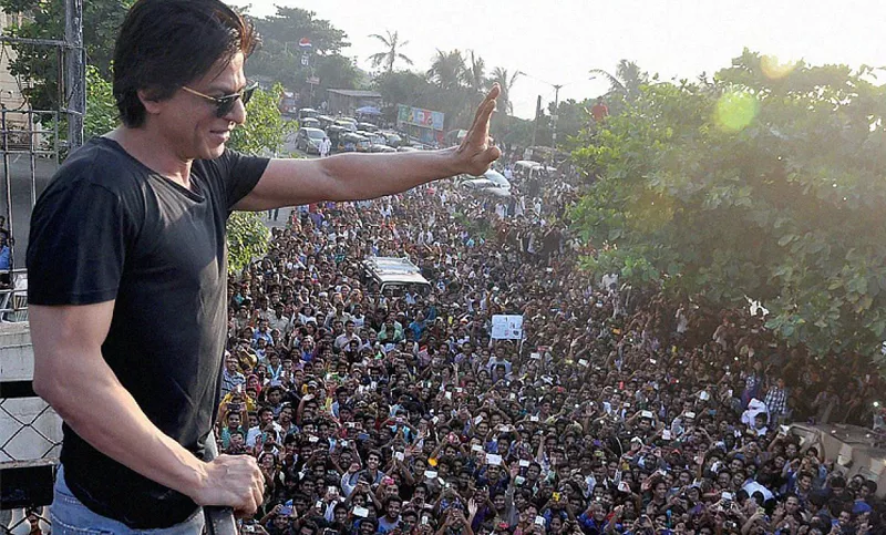 SRK greeting fans