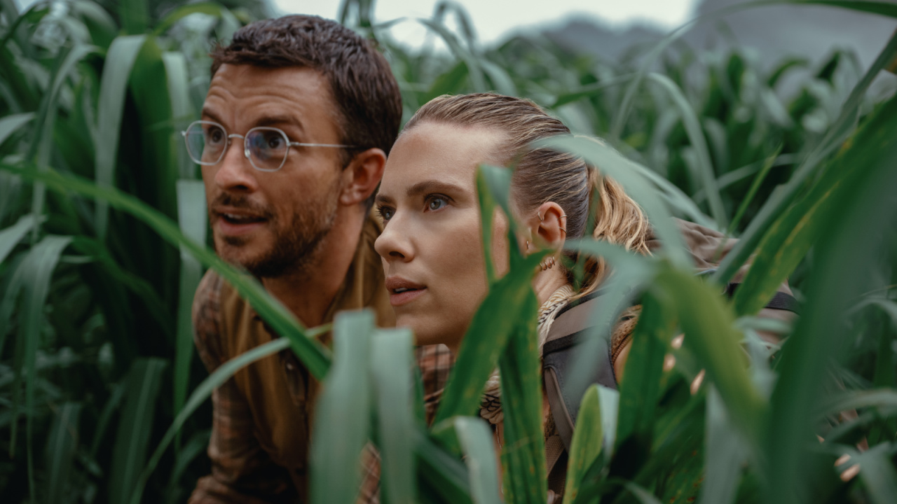 (L to R) Jonathan Bailey as paleontologist Dr. Henry Loomis and Scarlett Johansson as skilled covert operations expert Zora Bennett in 'Jurassic World Rebirth', directed by Gareth Edwards.