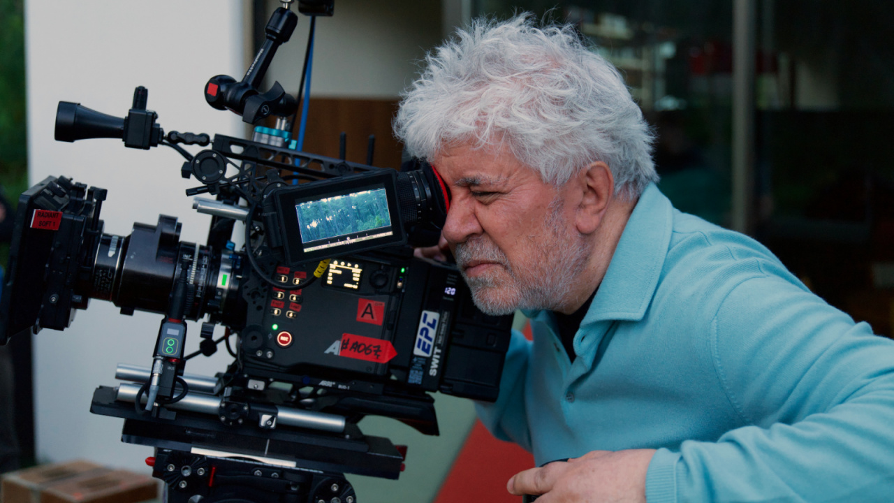 Director Pedro Almodóvar in 'The Room Next Door'. Photo: Warner Bros. Pictures.