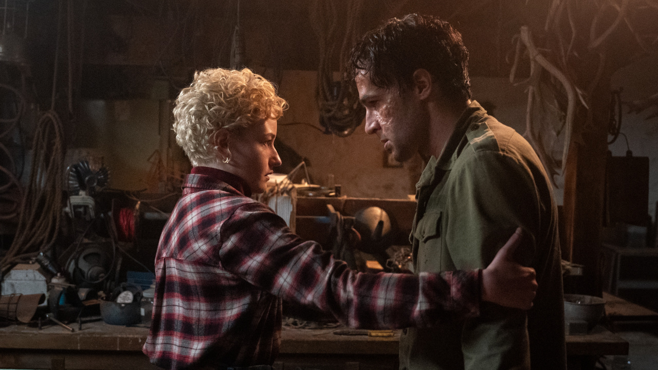 (L to R) Charlotte (Julia Garner) and Blake (Christopher Abbott) in 'Wolf Man', directed by Leigh Whannell. © 2024 Universal Studios. All Rights Reserved.