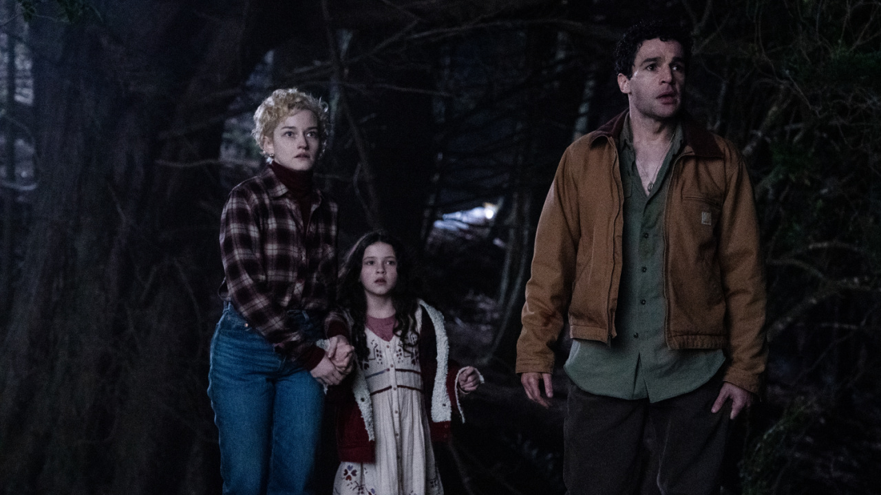 (L to R) Charlotte (Julia Garner), Ginger (Matilda Firth) and Blake (Christopher Abbott) in Wolf Man, directed by Leigh Whannell. © 2025 Universal Studios. All Rights Reserved.